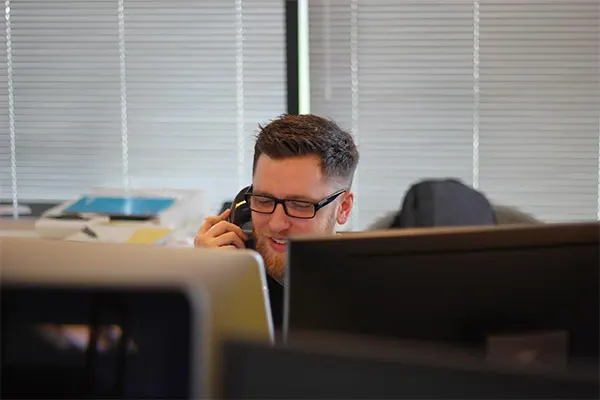 A contact center agent proactively engaging with a customer on the phone.